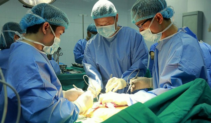 Doctors at the Military Hospital 108 perform the first lung transplant from a brain-dead donor in Vietnam. (Photo courtesy to the Military Hospital 108)