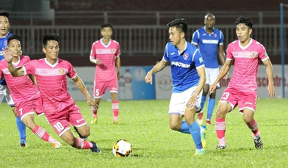 Quang Ninh Coal (blue shirt) produced an impressive performance to beat Saigon (pink shirt) 2-1 late Sunday.