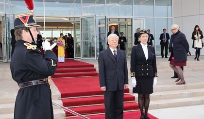 General Secretary of the Communist Party of Vietnam (CPV) Nguyen Phu Trong was welcomed at the Paris Orly Airport (Photo: VNA)