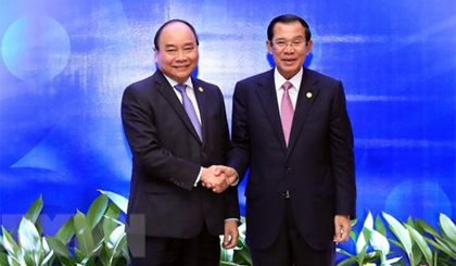 Thủ tướng Nguyễn Xuân Phúc gặp Thủ tướng Chính phủ Hoàng gia Camphuchia Samdech Techo Hun Sen. Ảnh: Thống Nhất/TTXVN