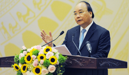 Prime Minister Nguyen Xuan Phuc speaking at the meeting