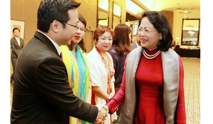 Vice President Thinh (R) meets with representatives of Vietnamese in Australia’s Victoria state. (Photo: VNA)