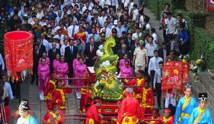 A procession at the commemoration of Hung Kings in HCM City on April 25 (Photo: VNA)