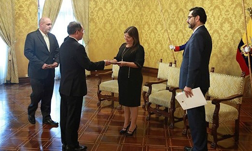 Ambassador to Ecuador Nguyen Ngoc Son presents credentials to acting President of Ecuador Maria Alejandra Vicuna.