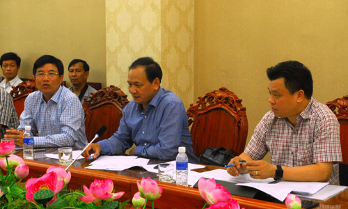 Deputy Minister of Transport Nguyen Nhat (second from right) spoke at the meeting with the provincial People's Committee.