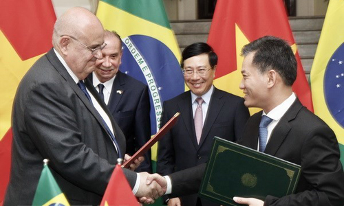 Deputy Prime Minister and Foreign Minister Pham Binh Minh and Brazilian Foreign Minister Nunes Ferreira witness the signing of the MoU between the Vietnam Union of Friendship Organizations and the Alexandre de Gusmao Foundation of Brazil  (Source: VNA)