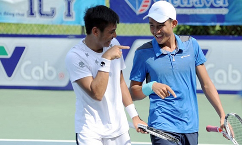 Ly Hoang Nam (left) and Nguyen Van Phuong win the doubles title at the recent Vietnam F2 Futures tournament.