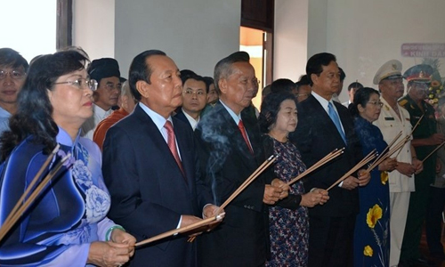 Ho Chi Minh City authorities offer incense and flowers at the Ho Chi Minh Museum’s city branch and Ho Chi Minh Statue on May 19. (Photo: NDO)