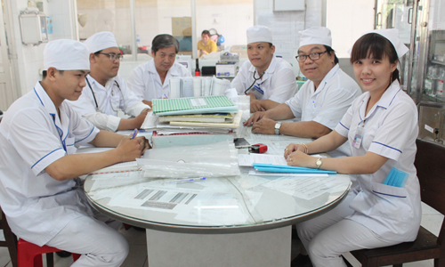 Đội ngũ y, bác sĩ TTYT huyện luôn tận tình khám, chữa bệnh cho bệnh nhân.