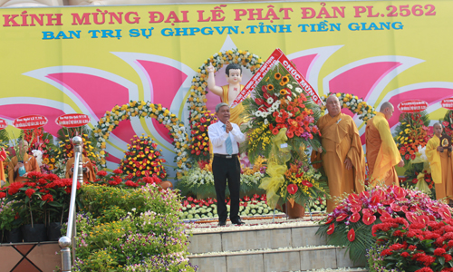 Đồng chí Trần Long Thôn, Trưởng Ban Dân vận Tỉnh uỷ trao lẳng hoa chúc mừng đại lễ Phật đản-Phật lịch 2562