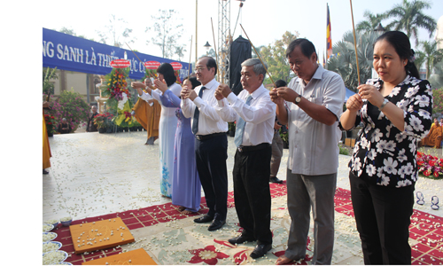 Lãnh đạo tỉnh, thành phố thắp hương cúng phật