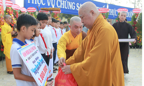 Hoà thượng Thích Huệ Minh, Trưởng Ban Trị sự Giáo hội Phật giáo tỉnh trao học bổng cho các em