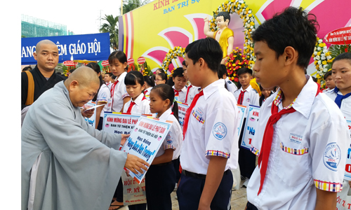 Ni trưởng Thích nữ Tịnh Nghiêm trao học bổng cho các em