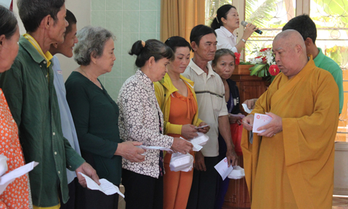 Hoà thượng Thích Huệ Minh trao quà cho nạn nhân chất độc da cam