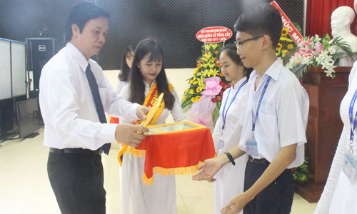 Secretary of the Tien Giang provincial Party Committee Nguyen Van Danh presents award to excellent students.