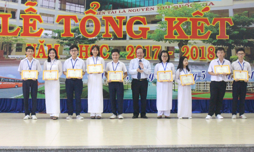 Secretary of the Tien Giang provincial Party Committee Nguyen Van Danh hands over present to the school.