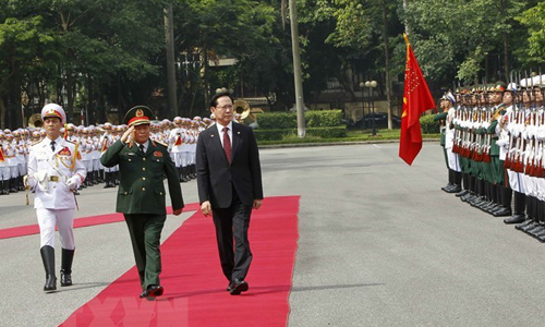 Minister of National Defence General Ngo Xuan Lich  welcomes his RoK counterpart Song Young-moo. (Photo: VNA)