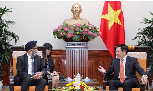 Deputy Prime Minister and Foreign Minister Pham Binh Minh (right) and Canadian Defence Minister Harjit Singh Sajjan. (Source: VNA)