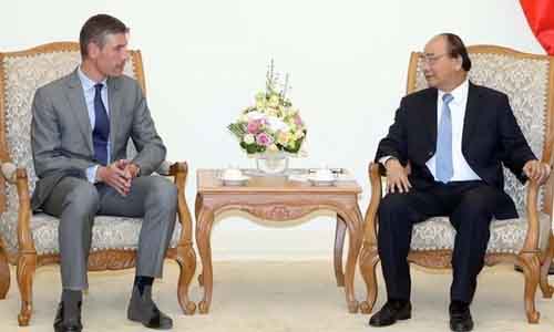 Prime Minister Nguyen Xuan Phuc (R) receives UK Ambassador to Vietnam Giles Lever (Photo: VNA)