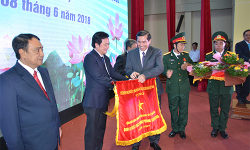 Deputy Secretary of the Provincial Party Committee, Chairman of the Provincial People's Committee, Le Van Huong was authorized by the Prime Minister to award the emulation flag to collectives. Photo: THU HOAI