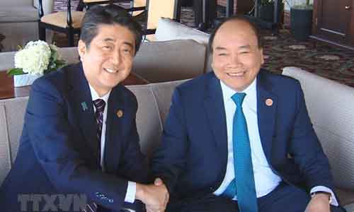 PM Nguyen Xuan Phuc (R) meets his Japanese counterpart Shinzo Abe in Quebec, Canada (Photo: VNA)