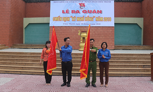 Đồng chí Thái Ngọc Bảo Trâm trao cờ ra quân Chiến dịch Kỳ nghỉ hồng cho Đoàn Khối các cơ quan tỉnh và Huyện đoàn Châu Thành.