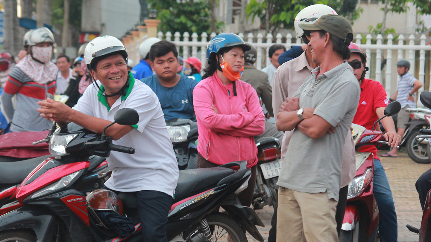 Phụ huynh trao đổi với nhau trong lúc chờ thí sinh làm bài.