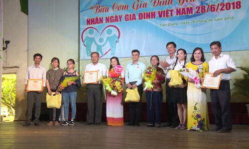 Typical families at the awarding ceremony. Photo: thtg.vn