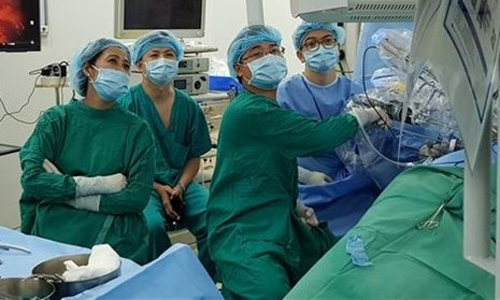 Surgeons at Cho Ray Hospital carry out kidney removal from living donors using robot-assisted laparoscopic surgery (Photo: Cho Ray Hospital)