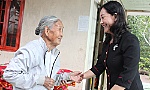 Leaders of Tien Giang province present gifts to policy beneficiaries