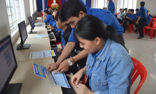 Volunteers help residents in the central city of Da Nang set up electronic citizen (e-citizen) accounts. (Source:VNA)