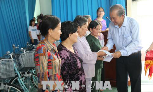 Deputy Prime Minister Truong Hoa Binh on July 8 visited and presented gifts to Heroic Vietnamese Mothers in Cai Lay town. Photo: VNA