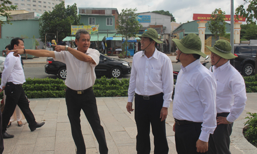 Lãnh đạo UBND tỉnh khảo sát bờ kè dọc sông Tiền.