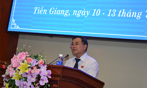 Đồng chí Phạm Văn Bảy, Phó Chủ tịch HĐND tỉnh thông qua chương trình kỳ họp thứ 6
