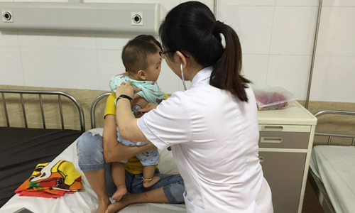 Tiêm vaccine phòng bệnh cho trẻ.