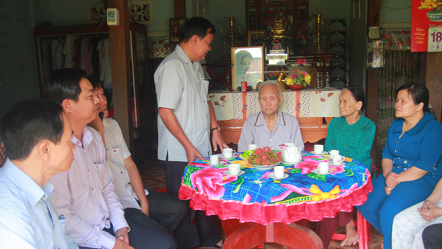 Đồng chí Huỳnh Văn Phương, Ủy viên Ban Thường vụ Tỉnh ủy, Chủ tịch Ủy ban MTTQ tỉnh thăm hỏi, tặng quà Bà mẹ Việt Nam anh hùng Nguyễn Thị Do.