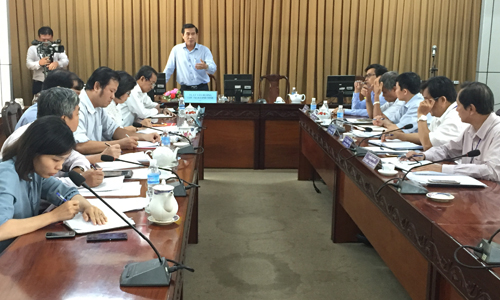  Chairman of the provincial People's Committee Le Van Huong speaks at the meeting.