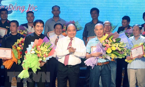 Prime Minister Nguyen Xuan Phuc (C) at the ceremony (Source: VNA)