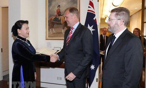 Chairwoman of the Vietnamese National Assembly Nguyen Thi Kim Ngan (L) shakes hands with Speaker of the Australian House of Representatives Tony Smith during her visit to Australia in 2017 (Photo: VNA)