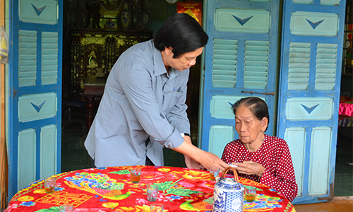 Secretary of the Tien Giang provincial Party Committee Nguyen Van Danh hands over present to the school.