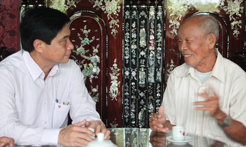 Secretary of the Tien Giang provincial Party Committee Nguyen Van Danh hands over present to the school.