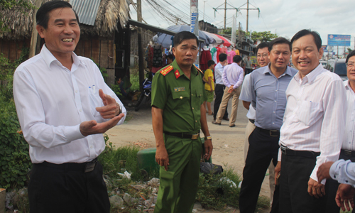 Chairman of the provincial People's Committee Le Van Huong the segment of the national Highway 1 through Chau Thanh district to expand. Photo: MINH THANH