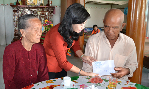 Comrade Chau Thi My Phuong presents gifts to sick soldier Tran Van Xuyen in Tan Binh Thanh commune, Cho Gao district.