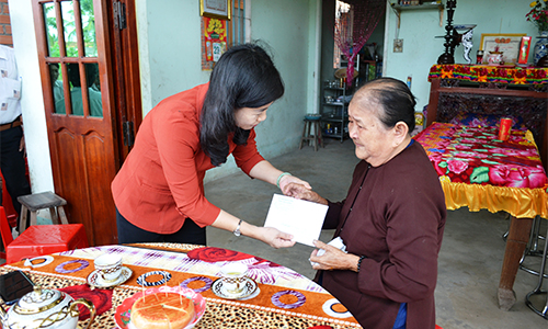 Comrade Chau Thi My Phuong presents Vietnam Heroic Mother Nguyen Thi Ba, living in Tan My Hamlet, Tan Binh Thanh Commune.