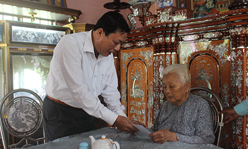 ABO - On the morning of July 24, Head of Internal Affairs of the Provincial Party Committee Nguyen Van Thang presented gifts to 8 policy beneficiaries in Kieng Phuoc commune, Go Cong Dong district.