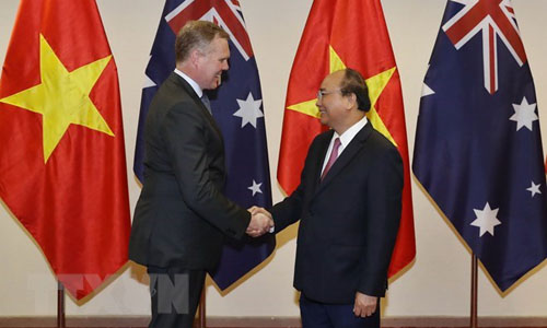  Prime Minister Nguyen Xuan Phuc (R) meets with Speaker of the House of Representatives of Australia Tony Smith in Hanoi on July 24 (Photo: VNA)