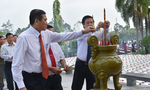 Leaders of the province pays tribute to late martyrs. Photo: P.MAI