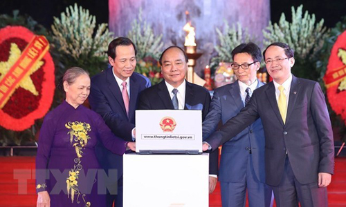 Prime Minister Nguyen Xuan Phuc (middle)launches the online portal providing information of martyrs and martyrs’ graves (Photo: VNA)