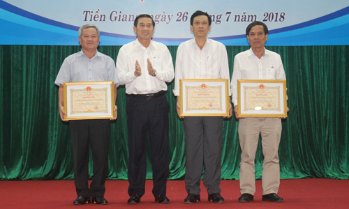 Chairman of the provincial People's Committee Le Van Huong awarded certificates of merit to the units thanks to the good performance of the military to raise hyacinth, clear the flow.