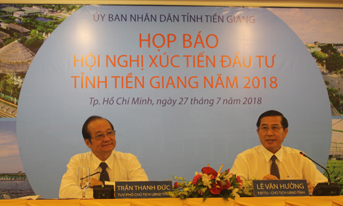 Leaders of the Tien Giang province at a news briefing in preparation for an investment promotion conference to be held on August 9.